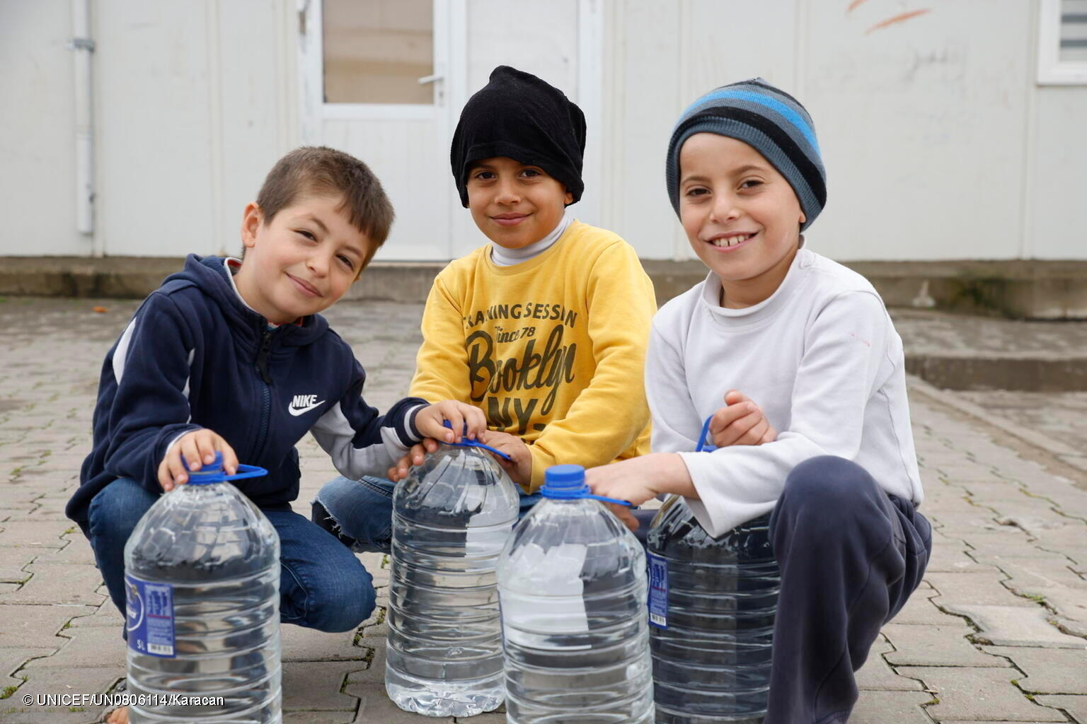 Kahramanmaraş’ta, içme suyu bulabilen bir grup mutlu çocuk...
UNICEF Türkiye, deprem bölgesindeki temiz su çalışmalarına devam ediyor. Ramazan bağışınızla çocuklara destek olabiliriz.