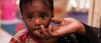 350 TL bağışınla gıdasız kalmış 20 çocuğa bir günlük tedavi edici besin sağlayabilirsin.