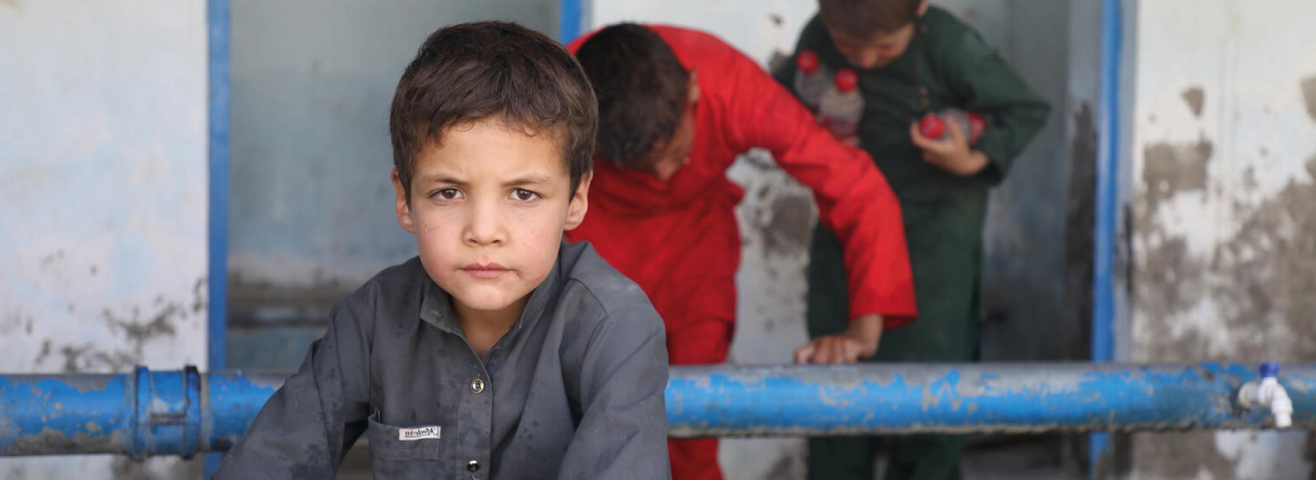 Afganistan'ın 30 milyon nüfusunun yarısı 18 yaşın altında çocuklar. Çocuklar devam eden çatışmalar, yerinden edilme, kötü ekonomik durum, zararlı sosyal normlar ve uygulamalar nedeniyle aşırı şiddet ve istismar durumlarına maruz kalıyorlar. 
