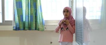 Belirsizlik, korku ve kaygı, çocukların sürekli maruz kalacağı hisler olmamalı.
8 yaşındaki Roukaya, Güney Lübnan’daki Sur'dan yerinden edildi. Şimdi sığınağa dönüştürülen bir okulda yaşıyor.