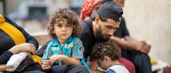 4 yaşındaki Amir, ailesiyle birlikte Güney Lübnan’da yerinden olduğu için Beyrut’taki bir üniversitede barınıyor. Ailesiyle evini ve kardeşini kaybeden Amir’in acil psiko-sosyal desteğe ihtiyacı var.